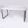 zdjęcie biurka z prostokątnymi nogami, blat biały, nogi grafitowe