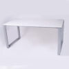 zdjęcie biurka z prostokątnymi nogami, blat biały, nogi srebrne