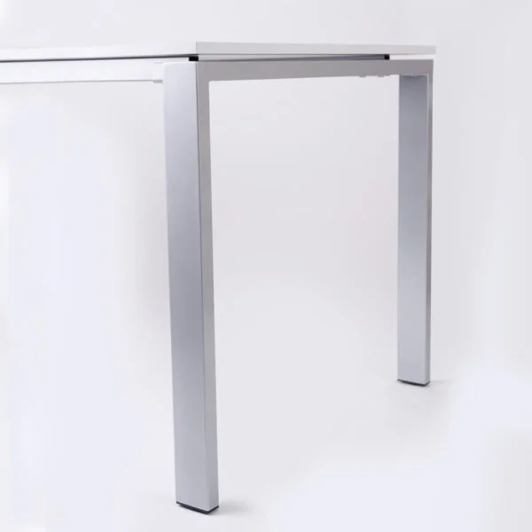 zdjęcie biurka z boku, pokazana prostokątna noga