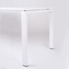 zdjęcie biurka z boku, pokazana prostokątna metalowa biała noga