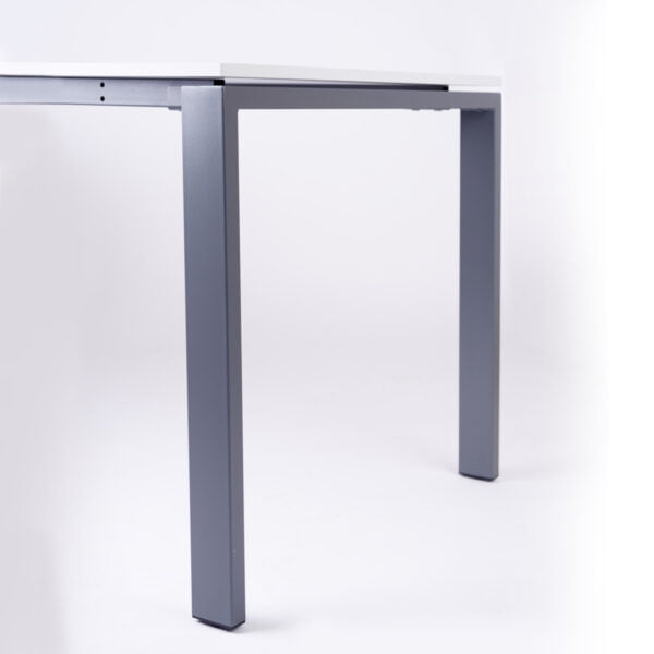 zdjęcie biurka z boku, pokazana prostokątna metalowa grafitowa noga