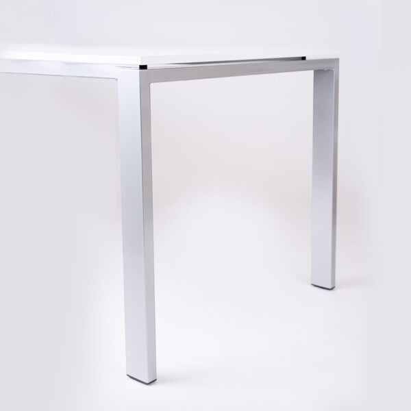 zdjęcie biurka z boku, pokazana prostokątna metalowa noga