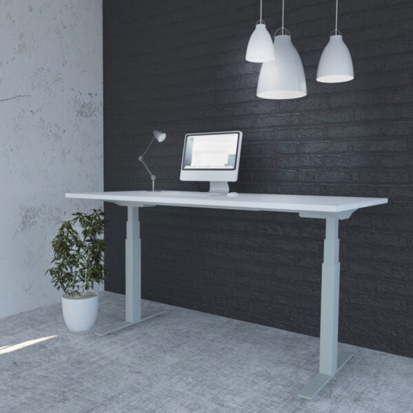 Białe biurko elektrycznie regulowane na tle czarnej ściany