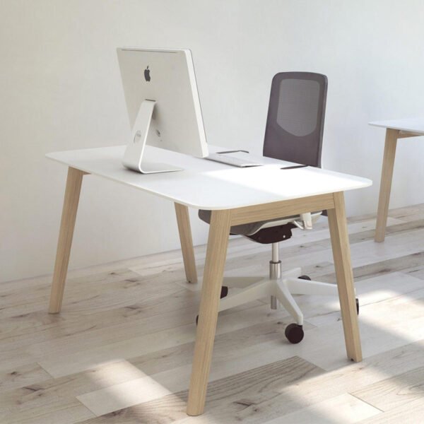 biurko z drewnianymi nogami z litego drewna i fajne krzesło biurowe