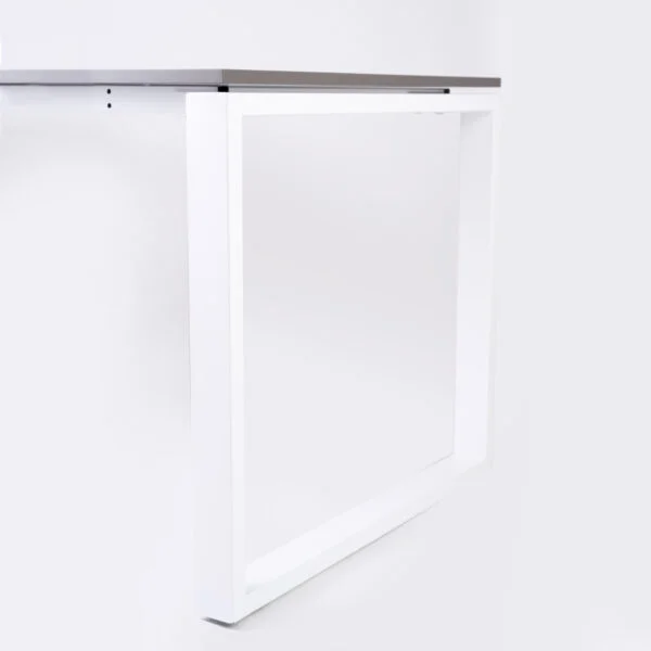 zdjęcie biurka z boku, pokazana prostokątna noga biała
