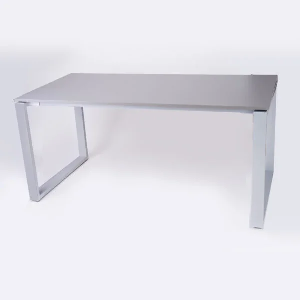 zdjęcie biurka z prostokątnymi nogami, blat grafitowy, nogi srebrne