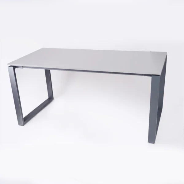 zdjęcie biurka z prostokątnymi nogami, szare