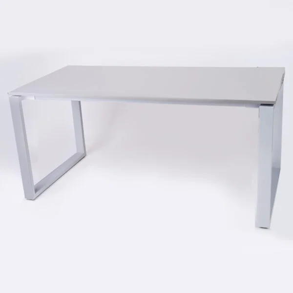 zdjęcie biurka z prostokątnymi nogami, szaro srebrne