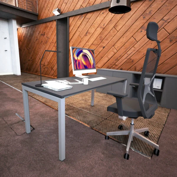 grafitowe biurko i czarny fotel biurowy, w tle drewniana ściana
