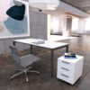 białe biurko i biały biurowy kontenerek w nowoczesnym wnętrzu