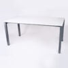 zdjęcie biurka z kwadratowymi, metalowymi nogami