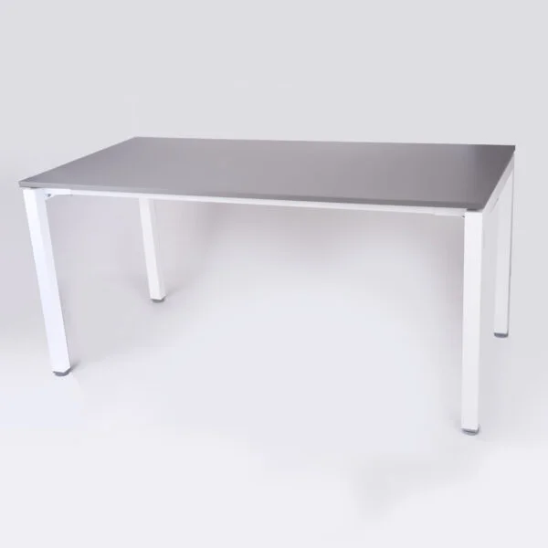 zdjęcie biurka z białymi metalowymi nogami