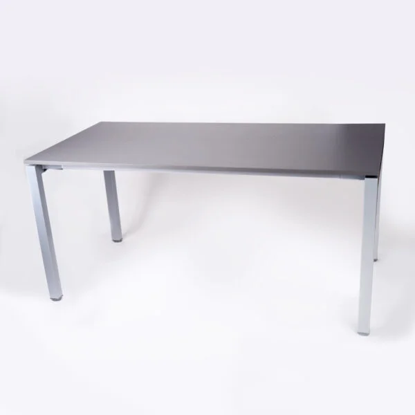 zdjęcie biurka z kwadratowymi, metalowymi nogami