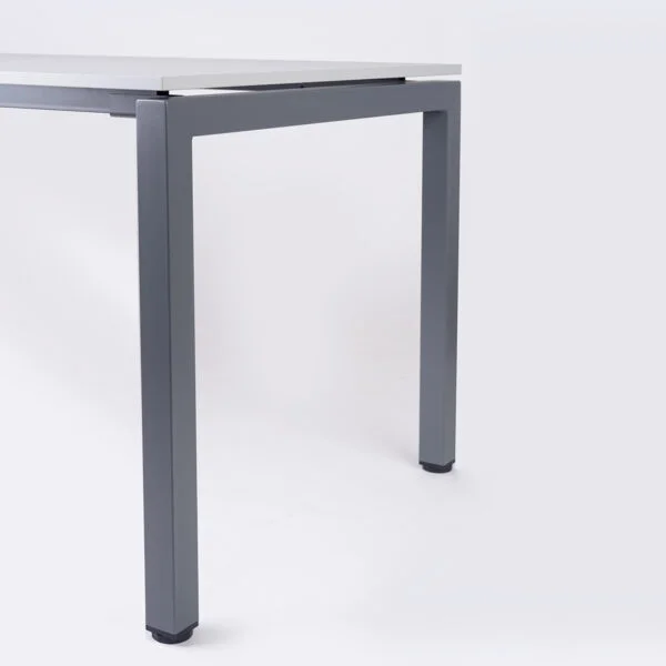 kwadratowa metalowa noga biurka