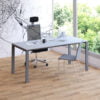 piękne biuro - drewniana podłoga, jasne biurko, drzewa za oknem