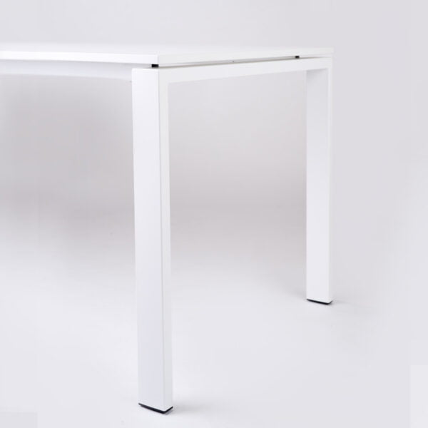 biała noga biurka pokazana z boku