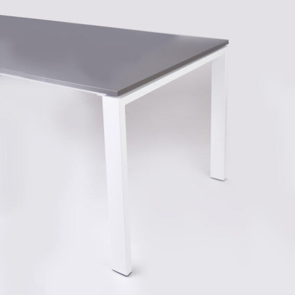 zdjęcie biurka z boku, pokazana prostokątna biała noga