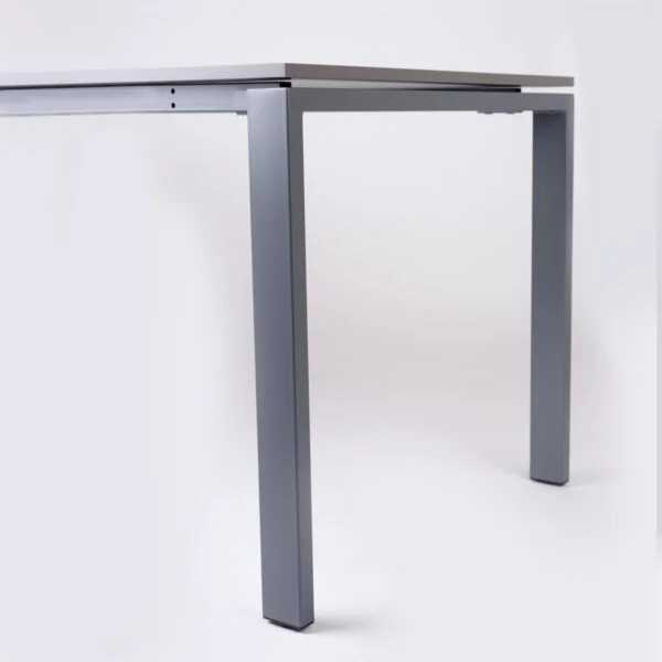 zdjęcie biurka z boku, pokazana prostokątna noga, grafitowa