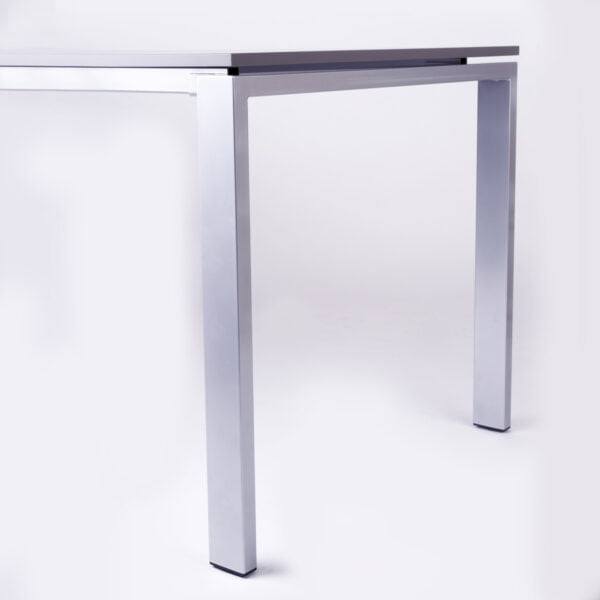 zdjęcie biurka z boku, pokazana prostokątna noga srebrna, blat grafitowy