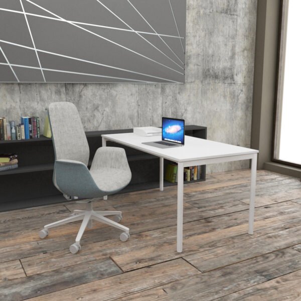 biurko z cienkimi metalowymi białymi nogami plus efektowny fotel biurowy