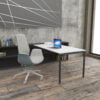 biurko z cienkimi metalowymi nogami plus efektowny fotel biurowy
