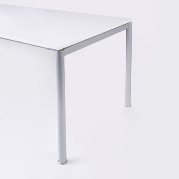 zdjęcie biurka z boku na białym tle