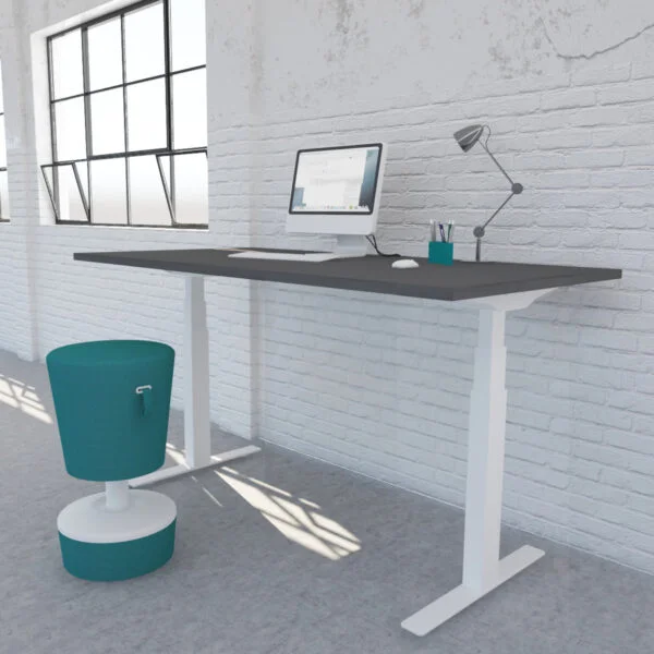 ergonomiczne miejsce pracy złożone z biurka elektrycznie regulowanego i fotela Profim Mickey