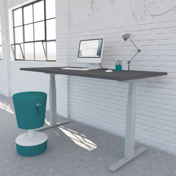 ergonomiczne miejsce pracy złożone z biurka elektrycznie regulowanego i fotela Profim Mickey