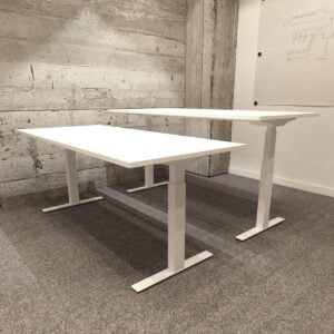 dwa biurka białe ergonomiczne obok siebie