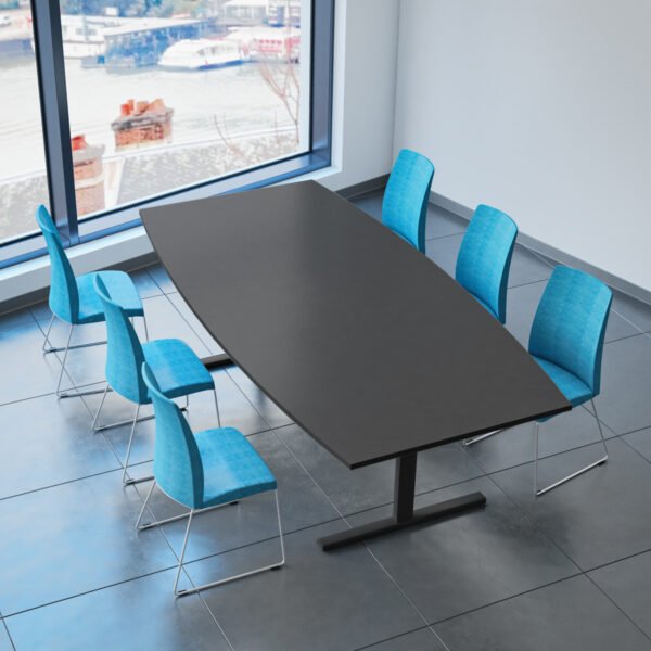 salka konferencyjna w której stoją krzesła i stół