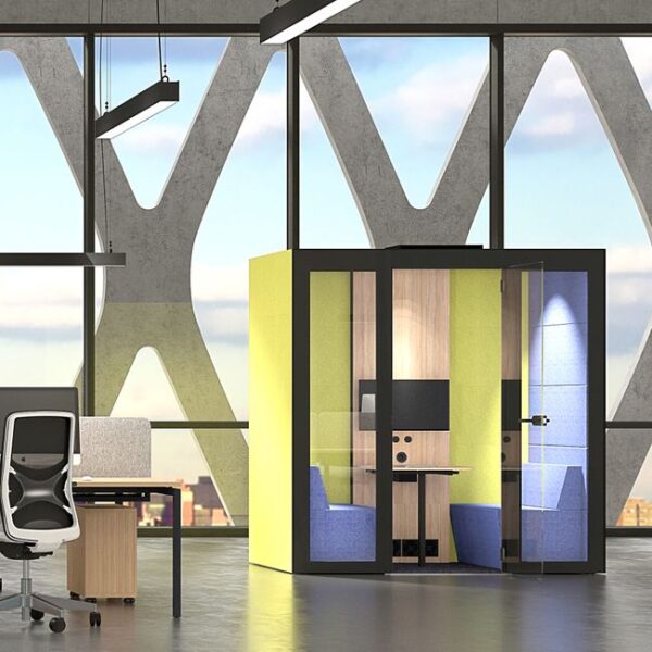 nowoczesne biuro z budką akustyczną i fotelem biurowym