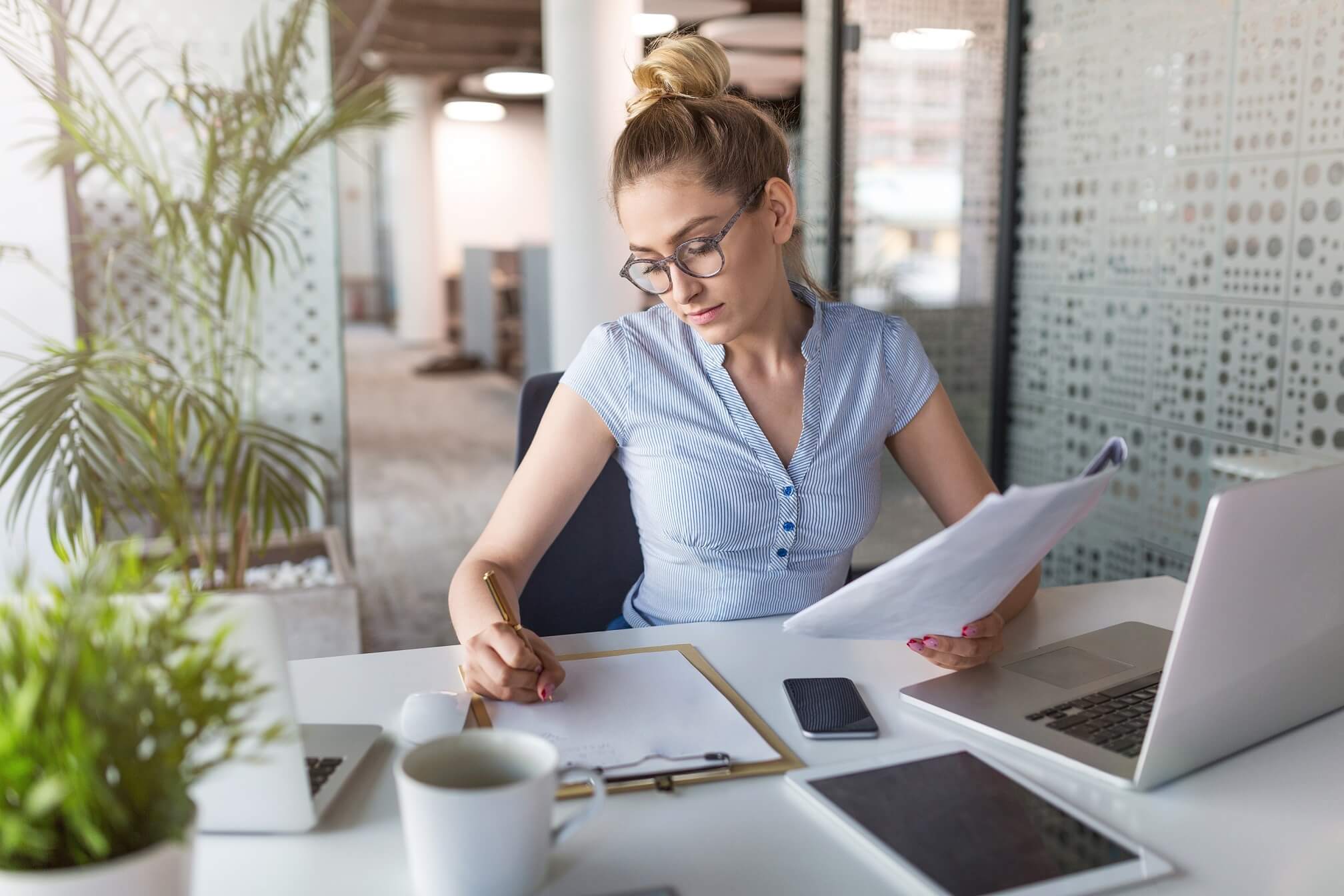 pani pracuje przy biurku