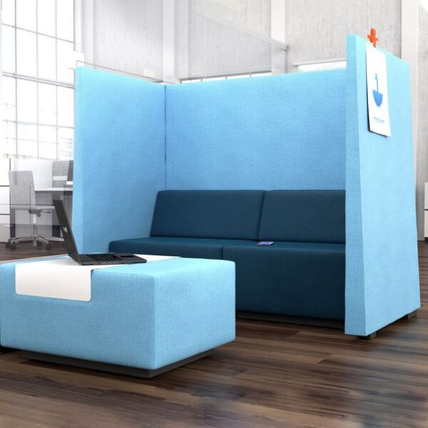 sofa w biurze w kolorze szarym