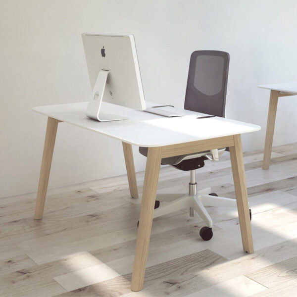biurko z drewnianymi nogami i komputerem Apple
